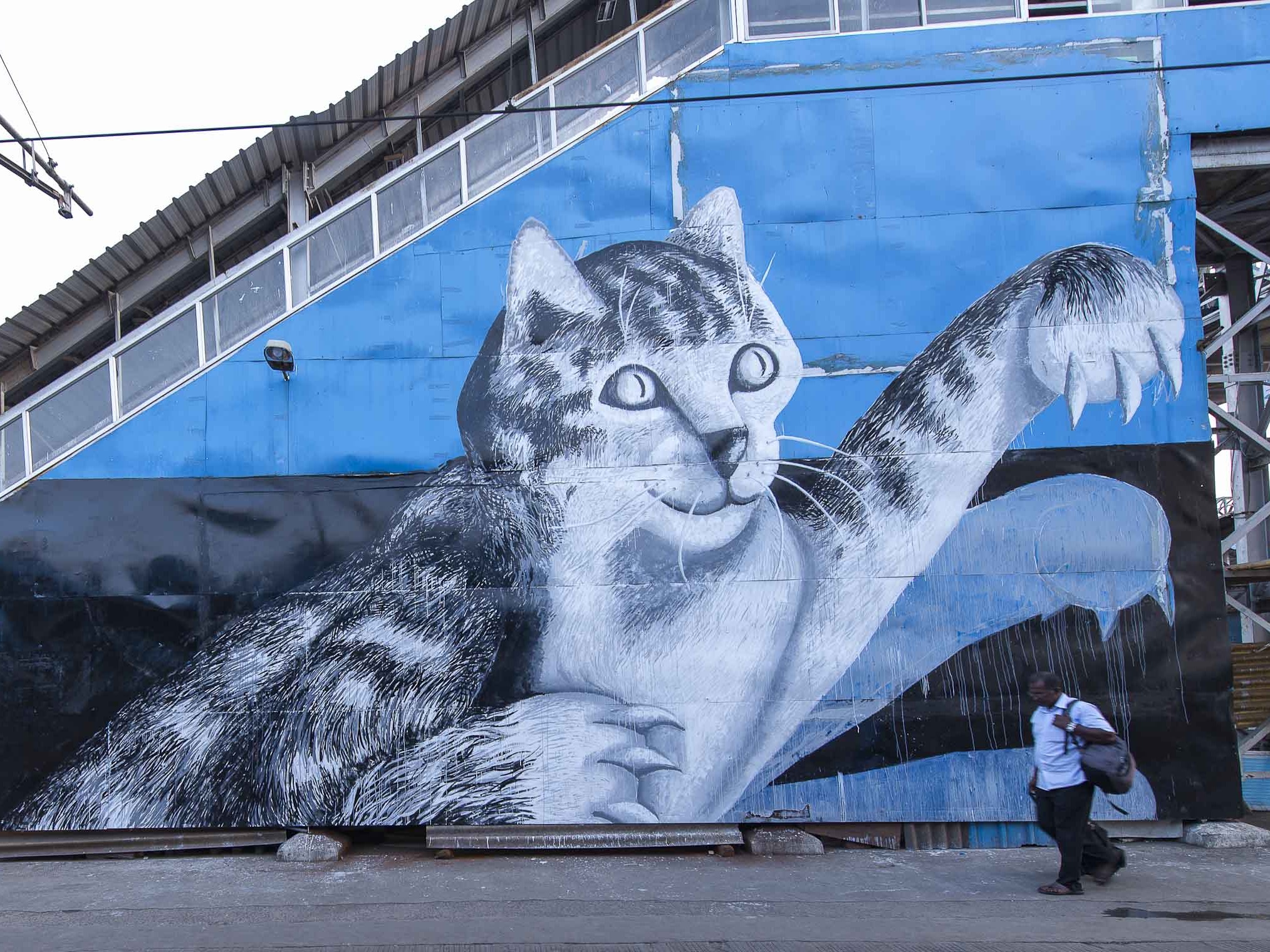 Mural with a cat painted in grey tones