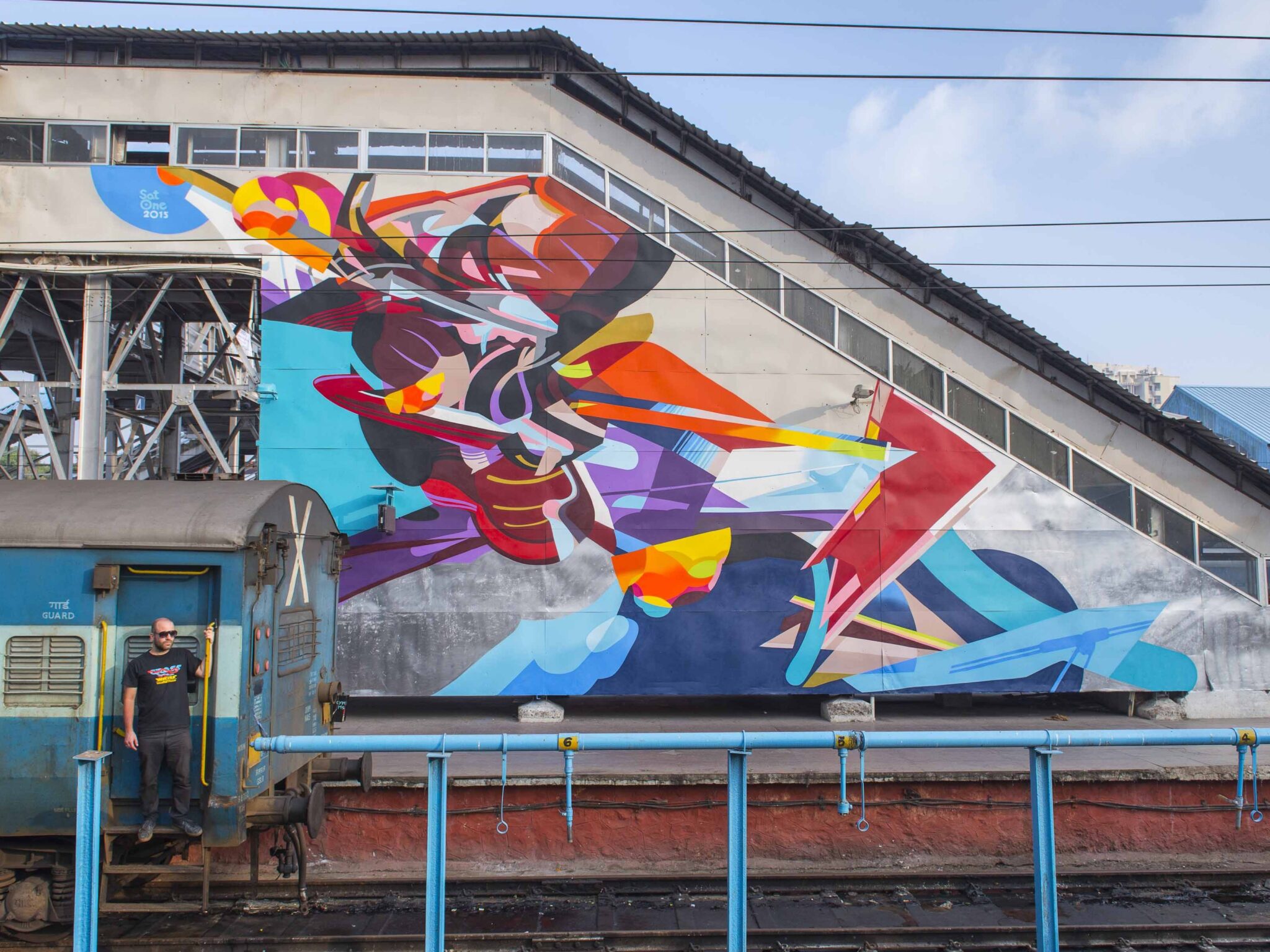 Abstract fullcolor mural on a trainstation building